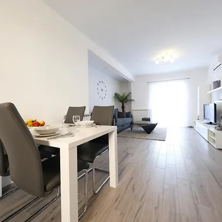 Carmen Deluxe Apartment Vir